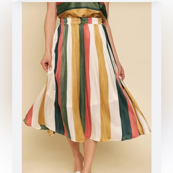 Mystree Dresses & Skirts - NWT Mystree midi skirt size medium
